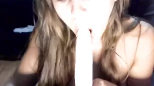 Симпатичная курва delyce сосет фаллос