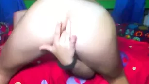 Загорелая самка трахает анал пальчиками lovelysarah