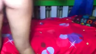 Загорелая самка трахает анал пальчиками lovelysarah