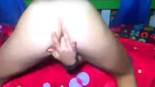 Загорелая самка трахает анал пальчиками lovelysarah