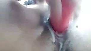 Жаркая сука karol_sexy трахает пизду до оргазма