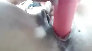 Жаркая сука karol_sexy трахает пизду до оргазма