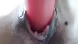 Жаркая сука karol_sexy трахает пизду до оргазма