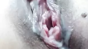 Жаркая сука karol_sexy трахает пизду до оргазма