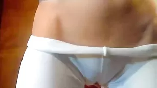 Смазливая куколка Elisa_Death трахает бритую пизду