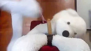 Смазливая куколка Elisa_Death трахает бритую пизду