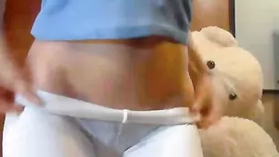 Смазливая куколка Elisa_Death трахает бритую пизду