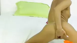 Загорелая сучка TighttPussy ласкает половые губки