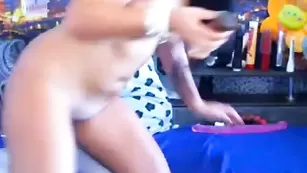 Крошка в обуви CokeyspeedX трахается секс игрушкой