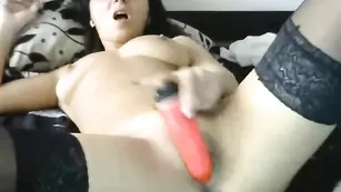 Страстная брюнетка AshleyDoll шалит с фаллосом