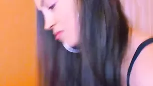 Сисястая малолетка Malise дрочит пизду