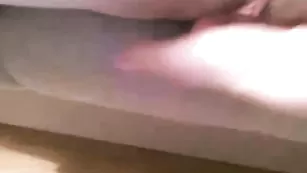 Малая сучка sexxyblonndi трахает бритую киску