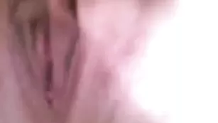 Малая сучка sexxyblonndi трахает бритую киску