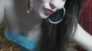 Стройная сучка sweetydolly занимается мастурбацией