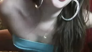 Стройная сучка sweetydolly занимается мастурбацией