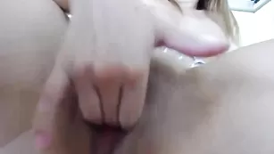 Развратная блонда LoveBeyba трахает киску пальчиками