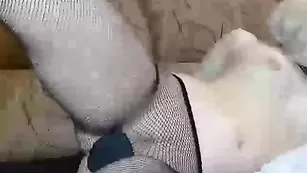 Блонда в колготках ласкает пизденку sofi4love