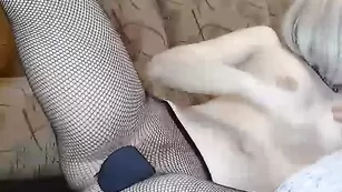 Блонда в колготках ласкает пизденку sofi4love