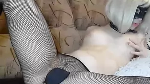 Блонда в колготках ласкает пизденку sofi4love