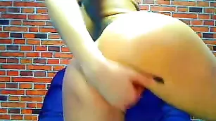 Худенькая шлендра BeatriceWet растягивает влажные дырочки