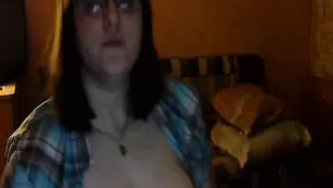 Пышногрудая русская баба Zhenechka мастурбирует пизду