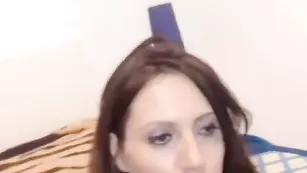 Сексуальная дамочка SweetAdy теребит бритую пизду