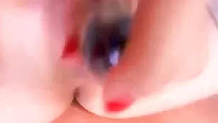 Белобрысая курва KittyJane мастурбирует бритую пизду