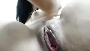 Черноволосая шкура Selena_sweet трахает дырочки рукой