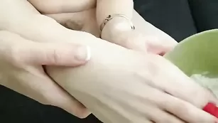 Озабоченная дамочка FeetGoddess облизывает пальцы ног