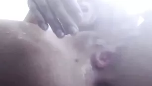 Черноволосая путана Selena_sweet мастурбирует пизду