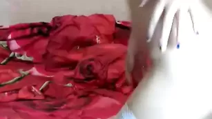 Курва в чулках ShowKitty трахает анал в привате