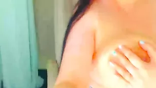 Грудастая пышечка CrazyDaisy мастурбирует пизду