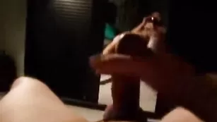 Горячий мужчина мастурбирует твердый хуй dude20cm