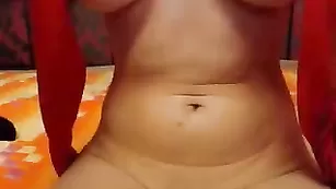 Бесстыжая телка Adeline4xxx занимается мастурбацией