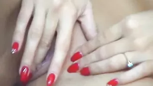 Черноволосая пассия Llara пальчиками трахает пизду