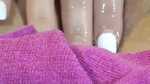 Худая куколка MistiqueClara доводит себя до оргазма