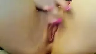 Русская куколка KarinaFox мнет сиськи и половые губки