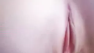 Строптивая брюнетка xSamantax дрочит письку