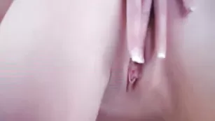 Строптивая брюнетка xSamantax дрочит письку