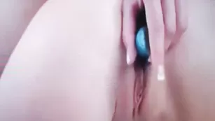 Строптивая брюнетка xSamantax дрочит письку