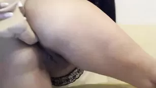 Жопастая потаскушка трахает задницу BaD_BlacK_CaT