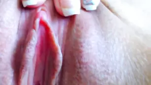 Черноволосая нимфа Afroditka мастурбирует клитор