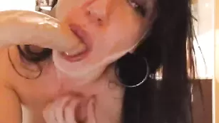 Худая потаскушка мастурбирует пизду DJ_Vanilla