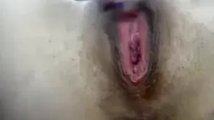 Молодая деваха pamela01sexy ласкает половые губки