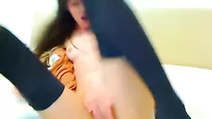 Брюнеточка в чулках эротично теребит письку ArielDiamond