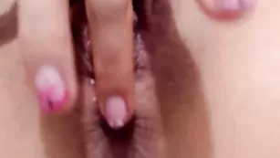 Брюнетка пальчиками разрабатывает киску sarita_xx