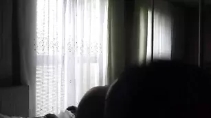 Стройная девочка AwesomeTease позирует обнаженная