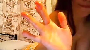 Обнаженная самка Felisitiya мастурбирует пизду