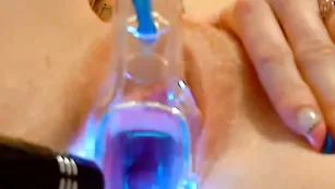 Русская самка RedFoxxx шалит с секс игрушкой