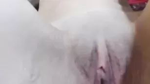 Сладкая малышка ласково теребит киску sweet4dream03